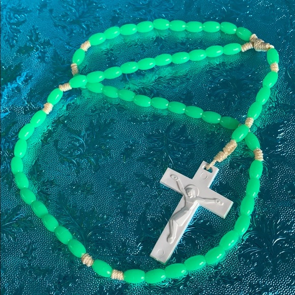 Rosary green beads white thread plastic cross - Picture 10 of 10